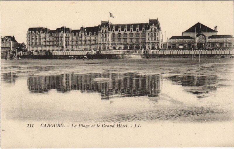 Carte postale ancienne Cabourg La Plage et le Grand Hotel à Cabourg