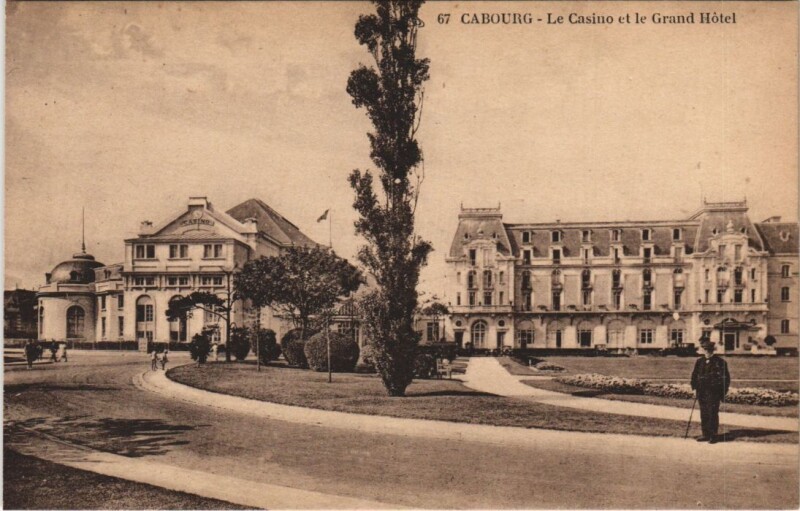 Carte postale ancienne Cabourg Le Casino et le Grand Hotel à Cabourg