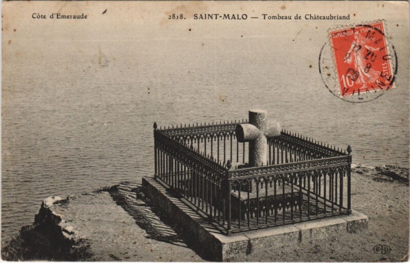 Carte postale ancienne Saint Malo Tombeau de Chateaubriand à Saint-Malo