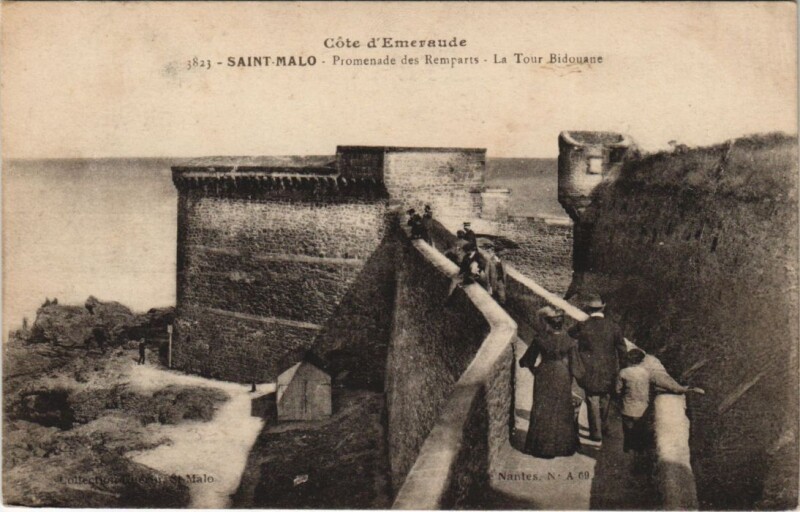 Carte postale ancienne Saint Malo Promenade des Remparts à Saint-Malo