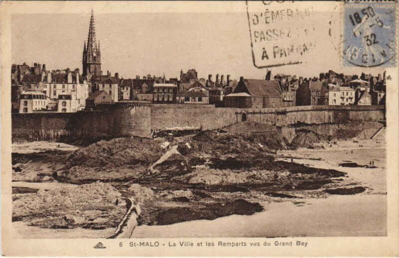 Carte postale ancienne Saint Malo Ville et les Remparts à Saint-Malo