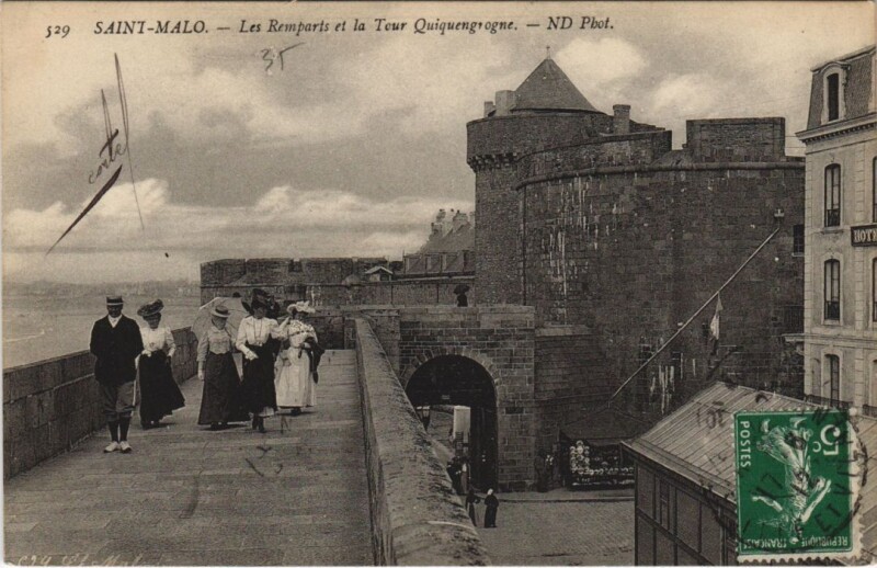 Carte postale ancienne Saint Malo Les Remparts et la Tour Quiquengrogne à Saint-Malo