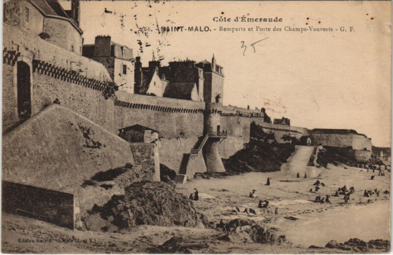 Carte postale ancienne Saint Malo Remparts et Porte Champs Vauverts à Saint-Malo