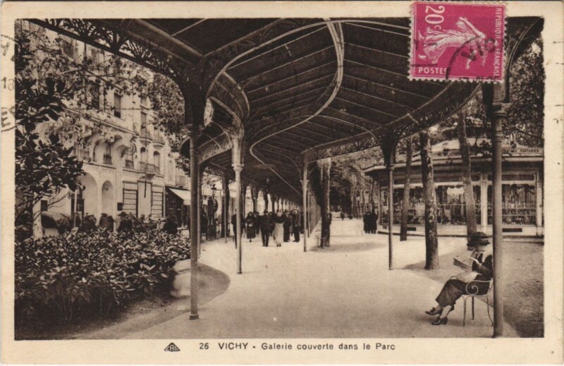 Carte postale ancienne Vichy Galerie couverte dans les Parc France à Vichy