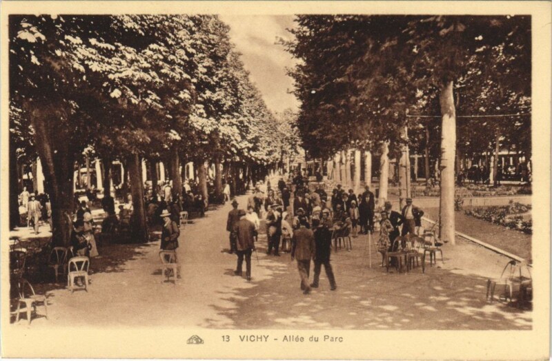 Carte postale ancienne Vichy Allee du Parc France à Vichy