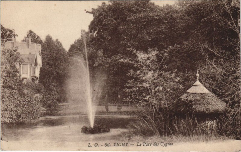 Carte postale ancienne Vichy Le Parc des Cygnes France à Vichy
