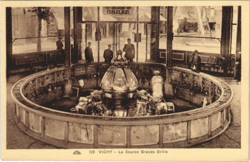 Carte postale ancienne Vichy La Source Grande Grille France à Vichy