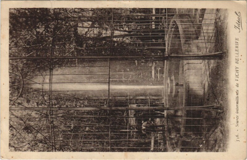 Carte postale ancienne Vichy Source intermittente France à Vichy