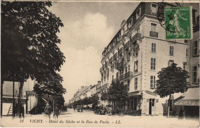 Carte postale ancienne Vichy Hotel du Globe et la Rue de Paris France à Vichy