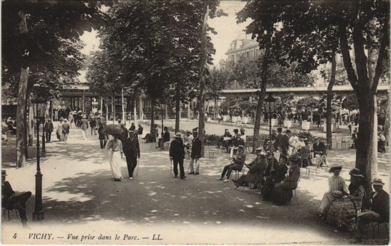 Carte postale ancienne Vichy Vue prise dans le Parc France à Vichy