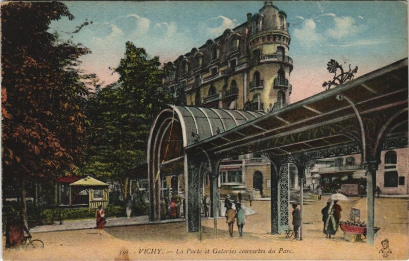 Carte postale ancienne Vichy La Porte et Galeries couvertes du Parc France à Vichy