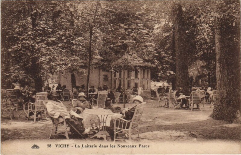 Carte postale ancienne Vichy La Laiterie dans les Nouveaux Parcs France à Vichy