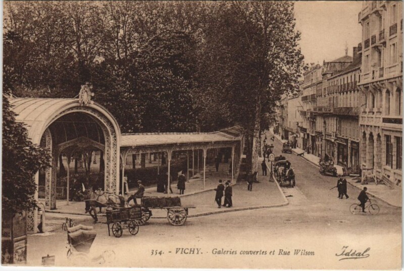 Carte postale ancienne Vichy Galeries couvertes et Rue Wilson France à Vichy