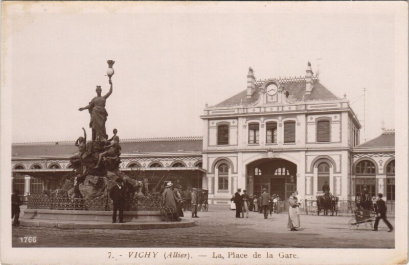 Carte postale ancienne Vichy La Place de la Gare France à Vichy