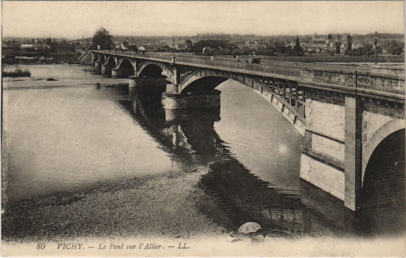 Carte postale ancienne Vichy Le Pont sur l'Allier France à Vichy