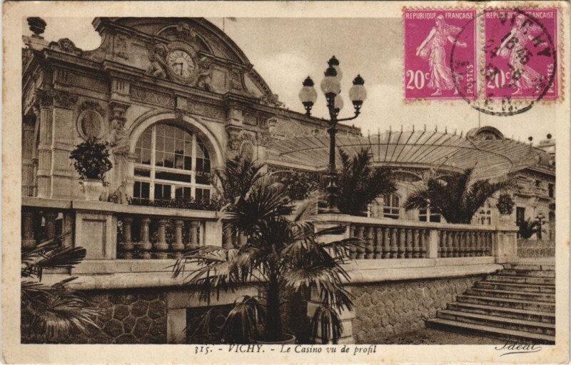 Carte postale ancienne Vichy Le Casino vu de profil France à Vichy