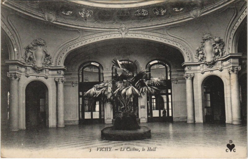 Carte postale ancienne Vichy Le Casino, le Hall France à Vichy