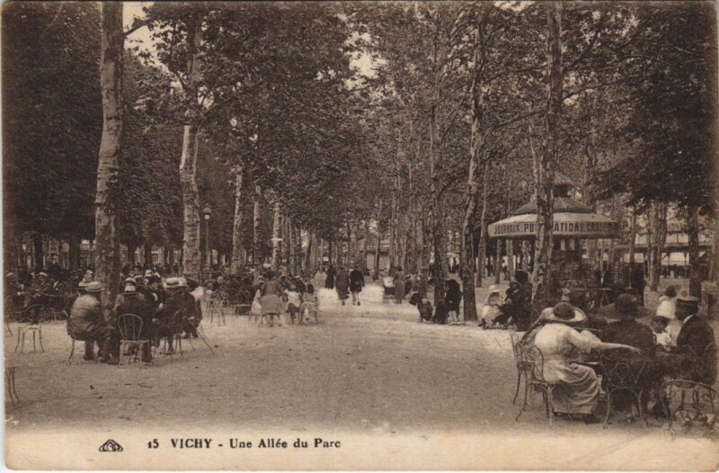 Carte postale ancienne Vichy Une Allee du Parc France à Vichy