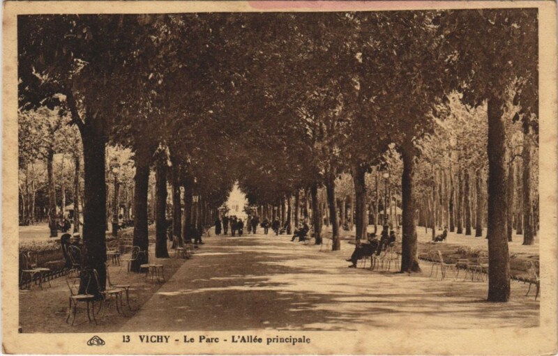 Carte postale ancienne Vichy Le Parc, L'Allee principale France à Vichy