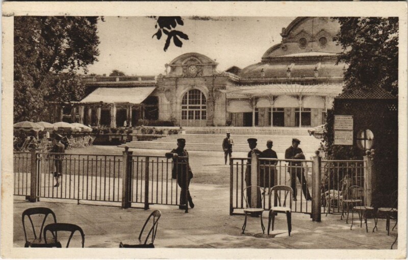 Carte postale ancienne Vichy Une Entree du Casino France à Vichy