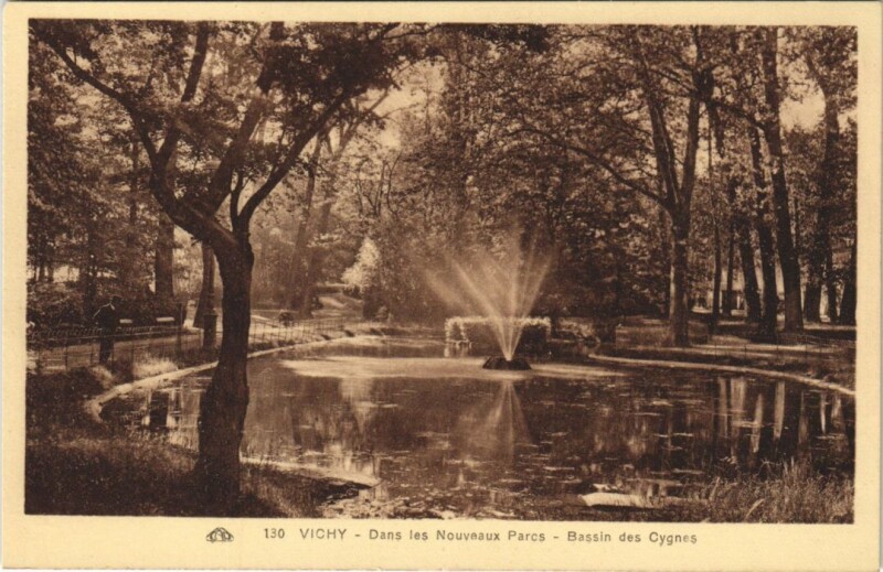 Carte postale ancienne Vichy Dans les nouveaux Parcs France à Vichy