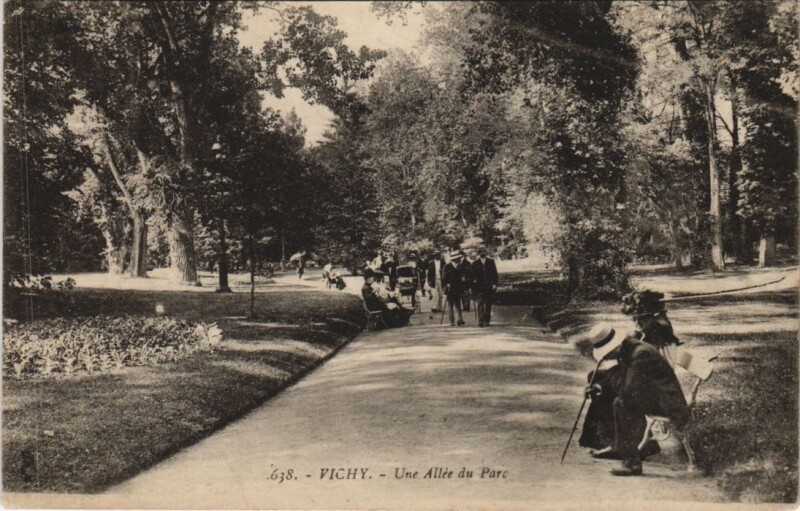 Carte postale ancienne Vichy Une Allee du Parc France à Vichy