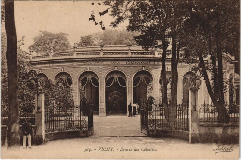 Carte postale ancienne Vichy Source des Celestins France à Vichy