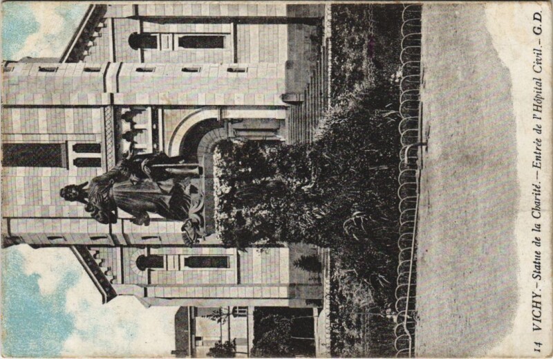 Carte postale ancienne Vichy Statue de la Charite France à Vichy
