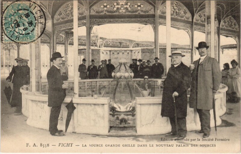 Carte postale ancienne Vichy La Source Grande Grille France à Vichy