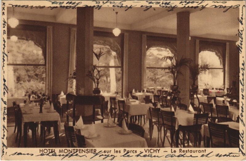 Carte postale ancienne Vichy Hotel Montpensier s les Parcs France à Vichy