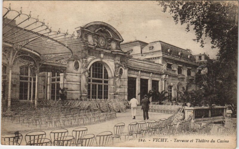 Carte postale ancienne Vichy Terrasse et Theatre du Casino France à Vichy