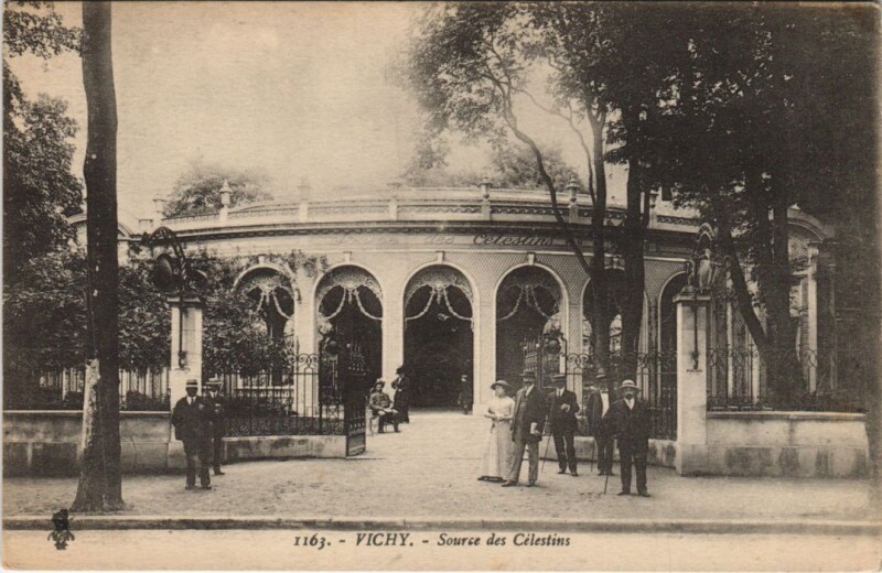 Carte postale ancienne Vichy Source des Celestins France à Vichy