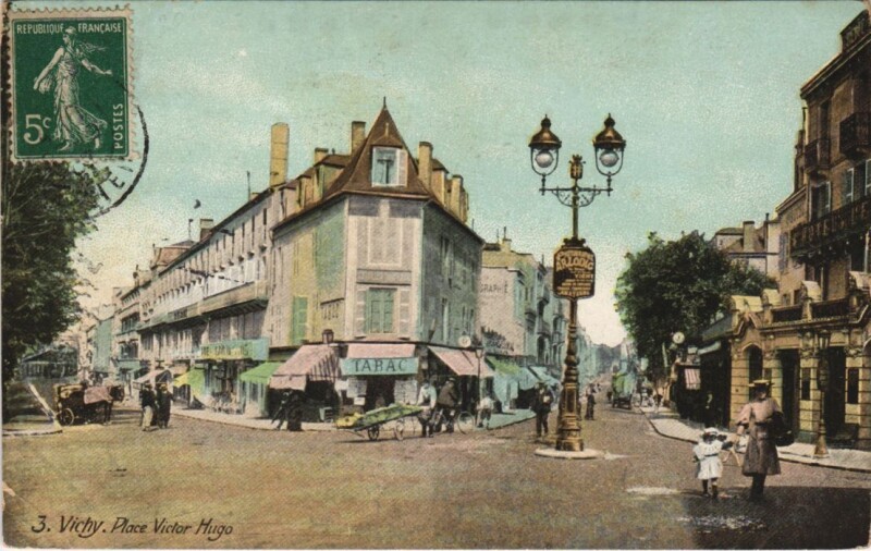 Carte postale ancienne Vichy Place Victor-Hugo France à Vichy