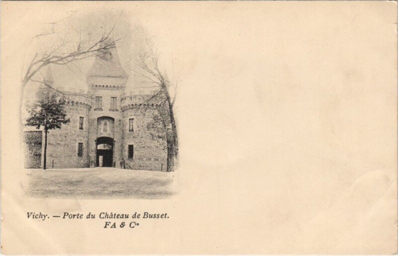Carte postale ancienne Vichy Porte du Chateau de Busset France à Busset