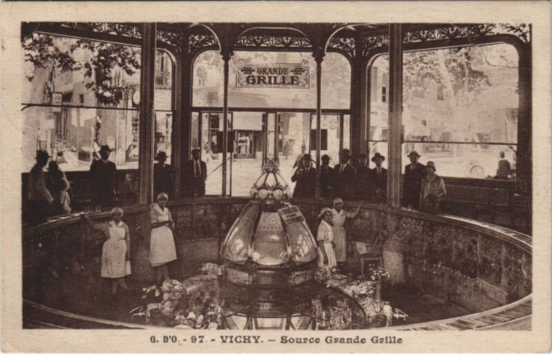 Carte postale ancienne Vichy Source Grande Grille France à Vichy