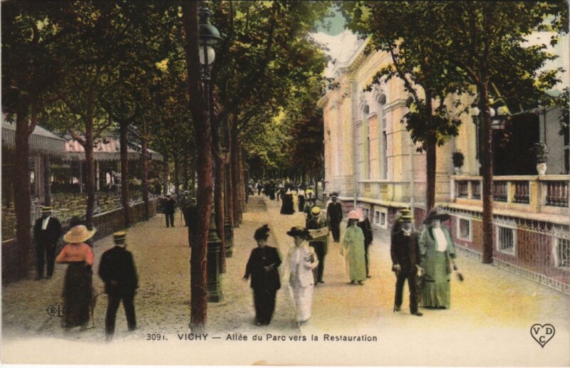 Carte postale ancienne Vichy Allee du Parc vers la Restauration France à Vichy