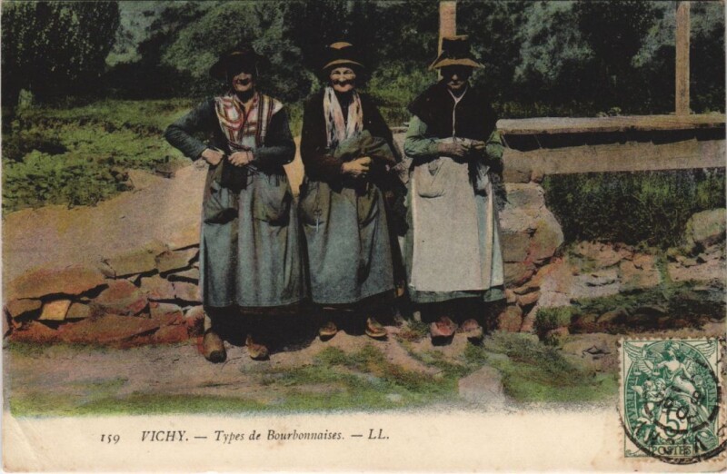 Carte postale ancienne Vichy Types de Bourbonnaises France à Vichy