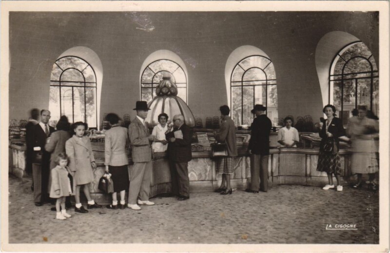 Carte postale ancienne Vichy Buvette de la Source de l'Hopital France à Vichy