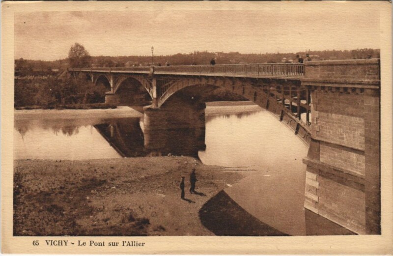 Carte postale ancienne Vichy Le Pont sur l'Allier France à Vichy