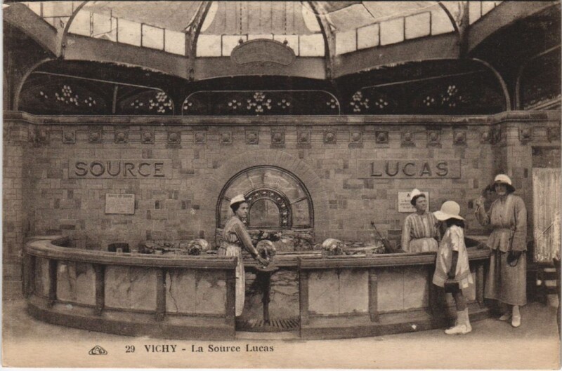 Carte postale ancienne Vichy La Source Lucas France à Vichy
