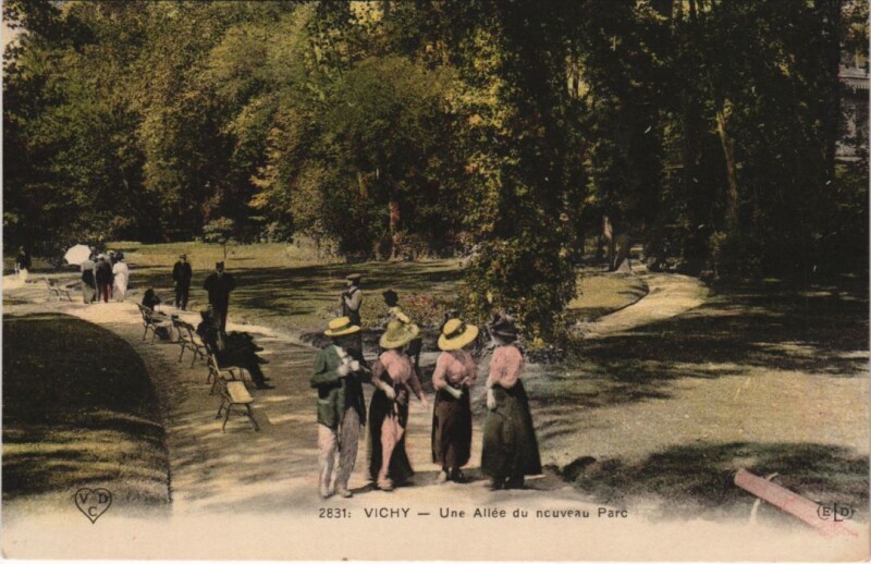 Carte postale ancienne Vichy Une Allee du ncuveau Parc France à Vichy