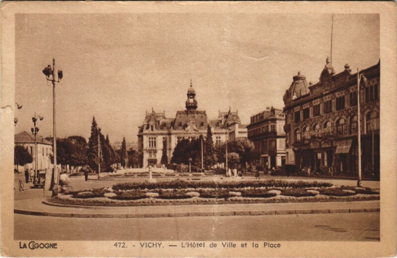Carte postale ancienne Vichy L'Hotel de Ville et la Place France à Vichy
