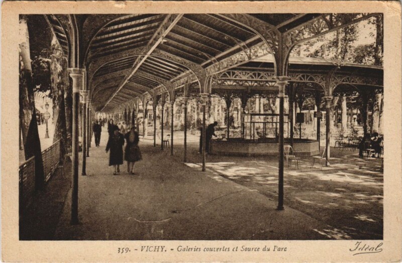 Carte postale ancienne Vichy Galeries couvertes et Source du Parc France à Vichy