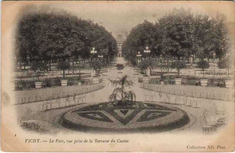 Carte postale ancienne Vichy Le Parc, vue prise de la Terrasse du Casino France à Vichy