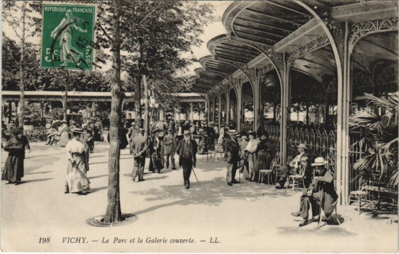 Carte postale ancienne Vichy Le Parc et la Galerie couverte France à Vichy