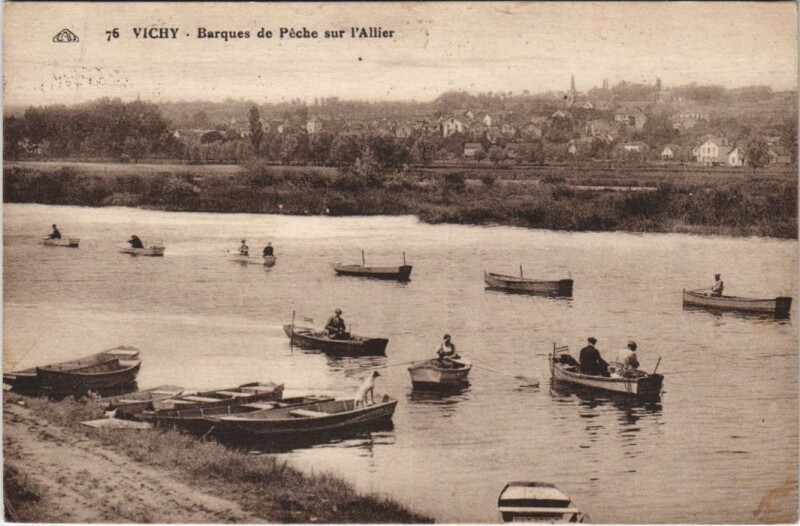 Carte postale ancienne Vichy Barque de Peche s l'Allier France à Vichy