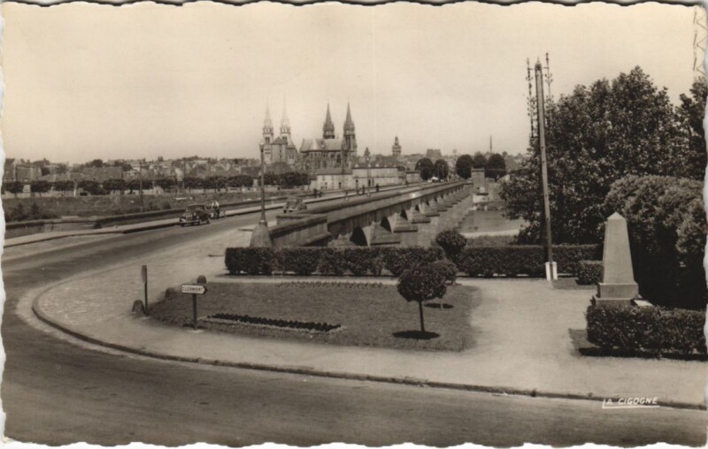 Carte postale ancienne Moulins Le Pont Regemortes vu de La Madeleine France à Moulins