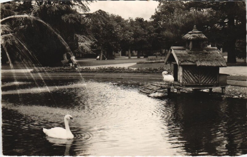 Carte postale ancienne Moulins Le jardin de la gare et le bassin France à Moulins