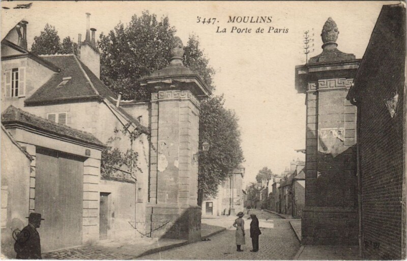Carte postale ancienne Moulins La Porte de Paris France à Moulins
