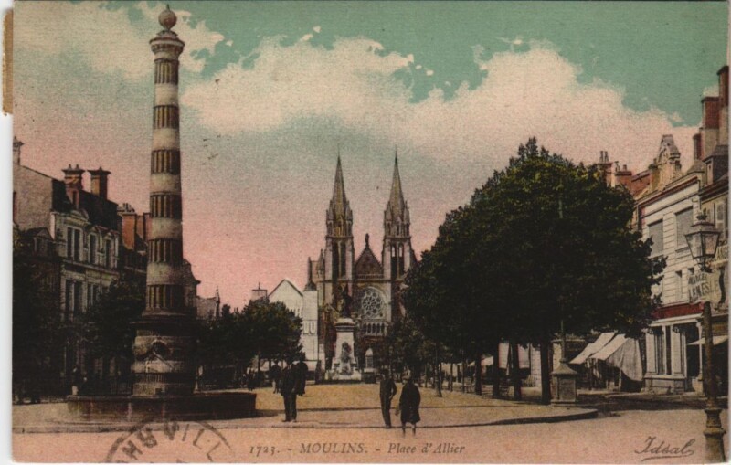 Carte postale ancienne Moulins Place d'Allier France à Moulins